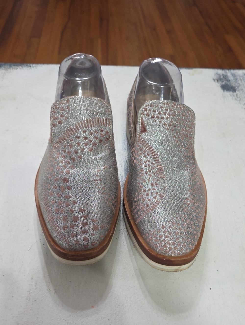 Free People Women's Loafers Silver Metallic/Tan Fur Laser Cutouts Sz 40/10 READ